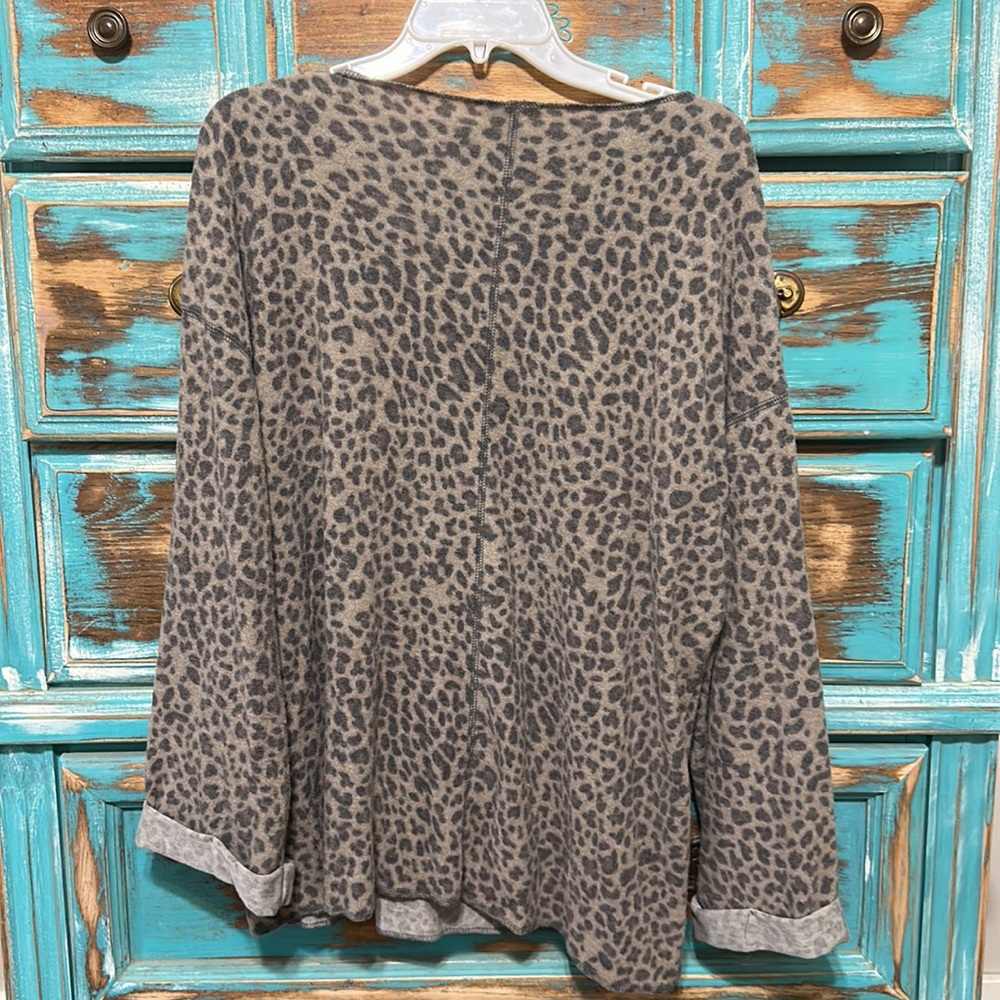 Leopard Top - Picture 4 of 4
